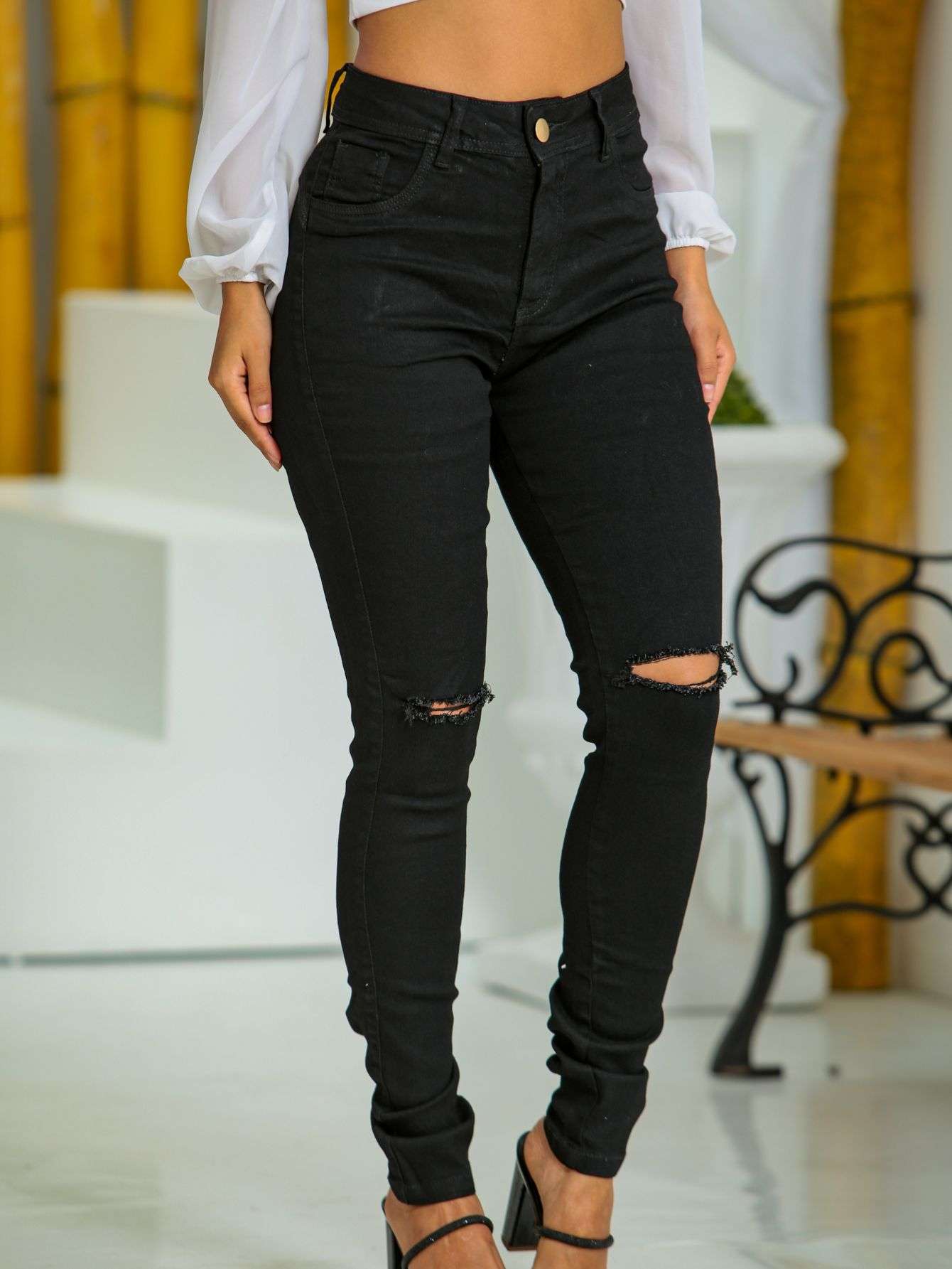 Calça Jeans Feminina Skinny na cor preta Rasgada no Joelho Com Elastano -  Star Boutique